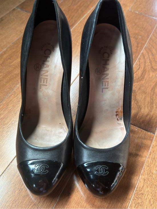 CHANEL Black Leather Pumps with Glossy Cap Toe and CC Logo